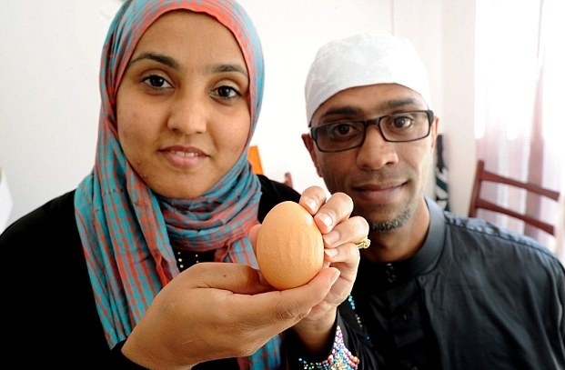 بالصورة - كلمة الله تظهر على قشرة بيضة في بريطانيا