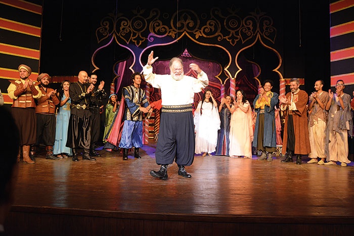 بيرم التونسي ويحيى الفخراني يعيدان الروح الى المسرح القومي في القاهرة