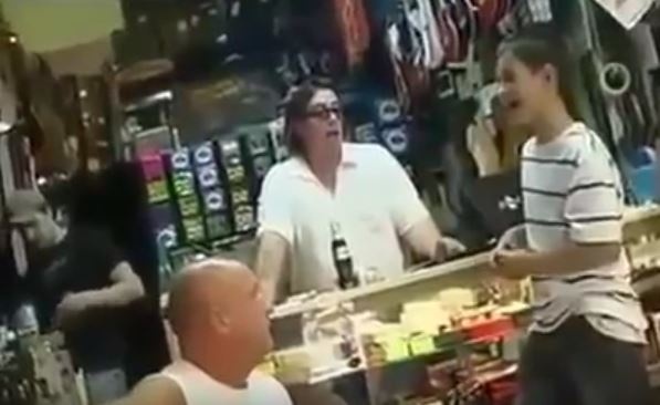 بالفيديو - طفل يثير ضجة بفضل صوته