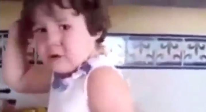 بالفيديو- طفلة تشعل 