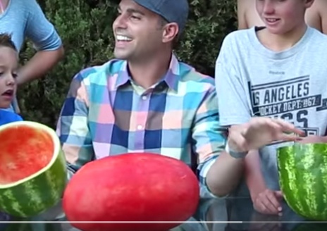 بالفيديو- طريقة مبهرة لتقديم البطيخ في المناسبات