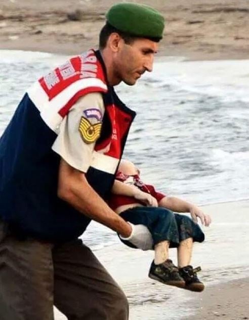 شاهدوا صور الطفل السوري الغريق مع أخيه في منزلهما في سوريا قبل وفاته