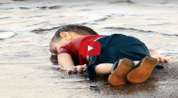 شاهدوا فيديو لحظة العثور على الطفل السوري على الشاطئ... غير مناسب لذوي القلوب الضعيفة