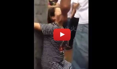 بالفيديو- زوج صيني يعذّب زوجته الحامل بسبب العشاء!!