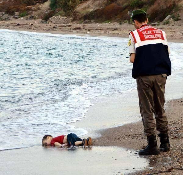 صورة والد الطفل السوري الغريق خلال النظرة الأخيرة على إبنه... ماذا قال له؟