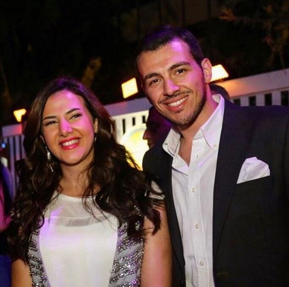 بالصورة - دنيا سمير غانم في لقطة ليلية مع زوجها على الشاطىء