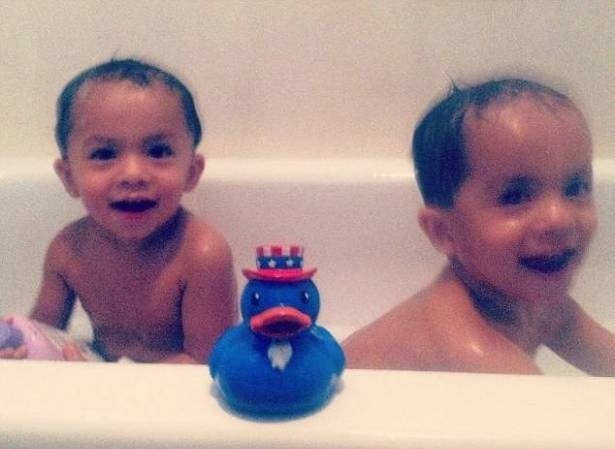 بالفيديو- أم تغرق طفليها التوأم في حوض الاستحمام!!
