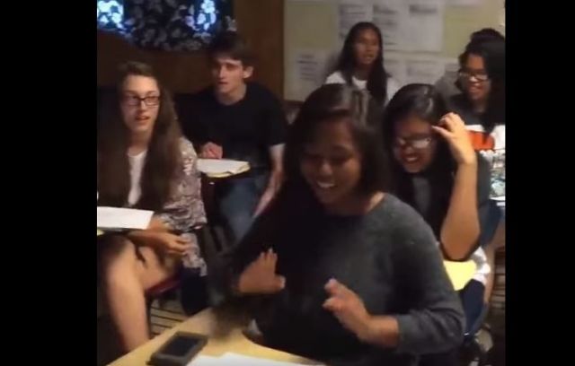 بالفيديو- أميركيون يرددون أغنية لنجم مصري من هو؟