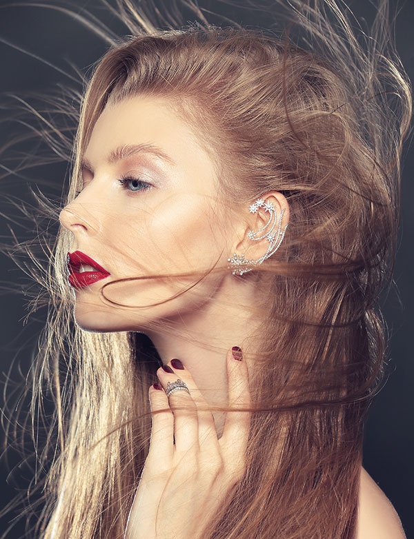 الشعر متطاير في الهواء، والجمال مزين بأجمل الحجارة فيما ظلال العيون دخانية سوداء...