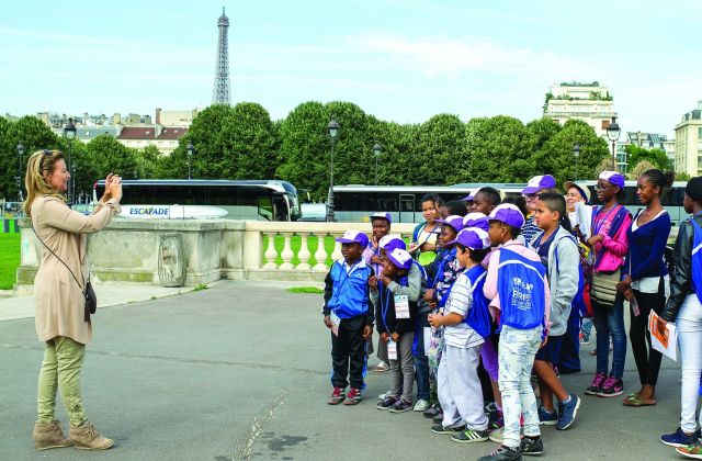 الإعلامية والسيدة الفرنسية الأولى السابقة فاليري تريرفيلر تشارك في اليوم العالمي للأطفال الذين لم يذهبوا في إجازة. خرجت شريكة الرئيس الفرنسي فرنسوا هولاند السابقة إلى الشارع الباريسي لتنضم إلى 70 ألف طفل وعائلاتهم، والتقطت لهم الصور في يوم مشمس.