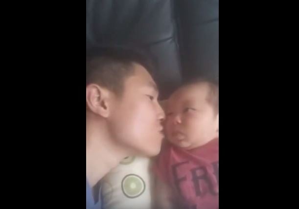 بالفيديو- شاهدوا ماذا حصل للأب بعدما حاول تقبيل إبنه في فمه