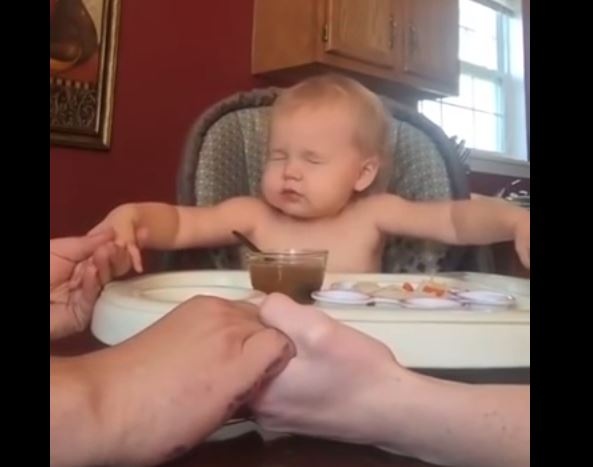 بالفيديو- طفلة طريفة تصلي قبل تناول الطعام!!