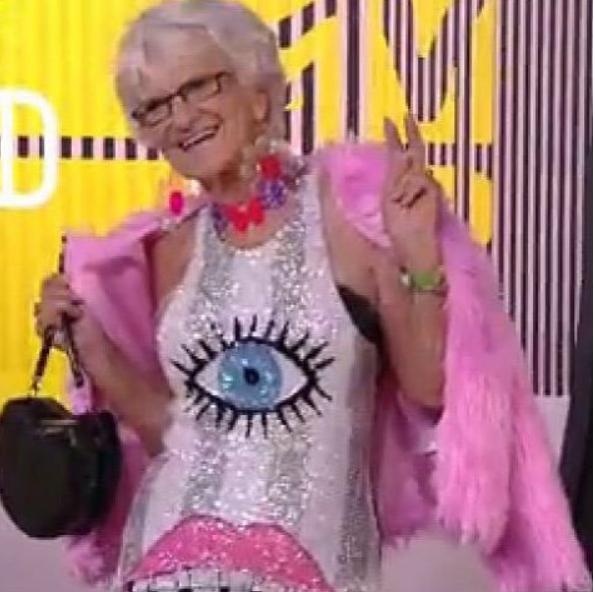 بالفيديو والصور – شاهدوا الجدّة الأغرب على 