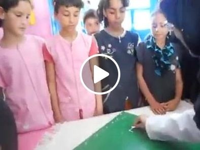 بالفيديو- معلّمة عربية تشرح جدول الضرب بطريقة سهلة جداً! لن تحتاجوا إلى آلة حاسبة