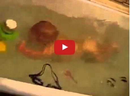 بالفيديو– طفل لم يتجاوز السنتين يسبح بطريقة مميّزة