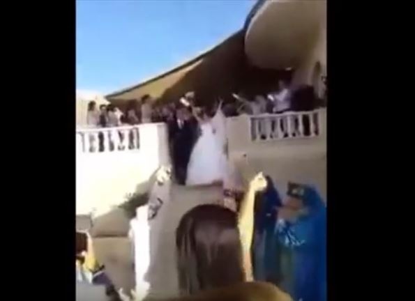 بالفيديو- موقف مؤلم لعروسين خلال الزفة