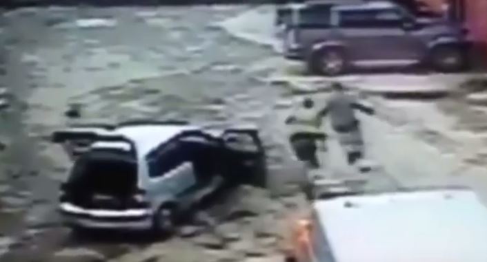 بالفيديو- هذا ما فعله رجل مع شابين حاولا سرقة سيارته