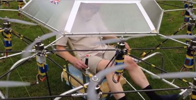 بالفيديو- رجل يخترع هليكوبتر من كرسي ومظلة شمسية ومروحيات!!