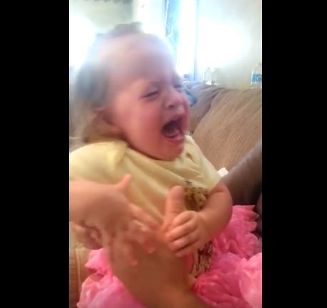 بالفيديو- طفلة تبكي وتهرب من والدها.. والسبب!!