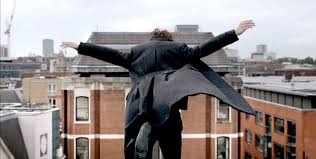 بالفيديو- فتاة تصور لحظة إنتحار صديقتها