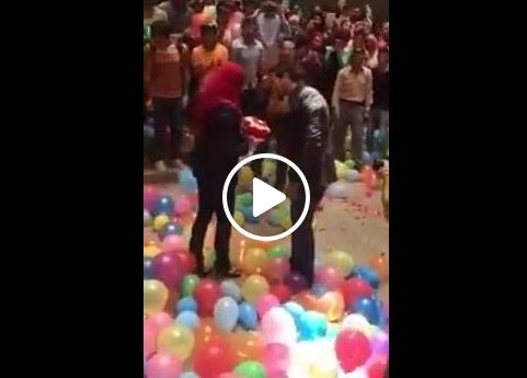 بالفيديو- زوج يفاجئ زوجته في الجامعة بمناسبة عيد زواجهما!! شاهدوا ماذا فعل