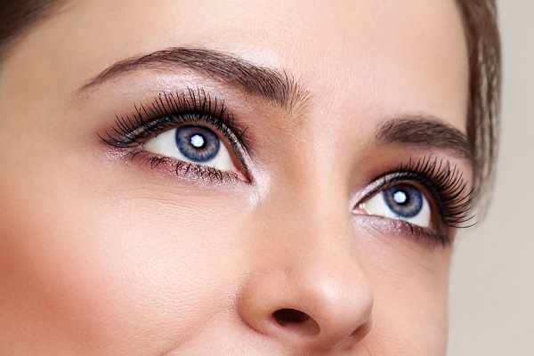 خلطات منزلية بسيطة لعيون اكثر لمعاناً