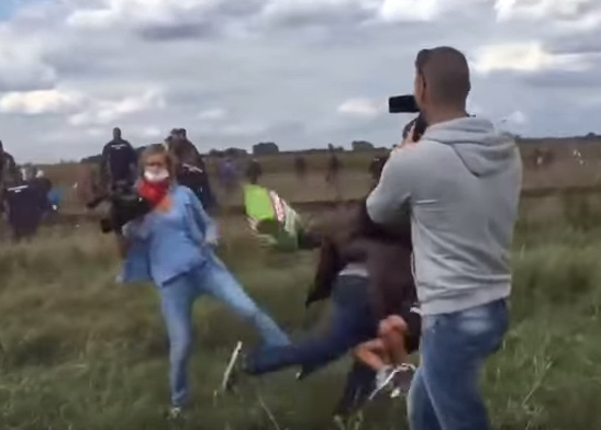 فيديو هزّ الإعلام- مصورة تضرب اللاجئين السوريين لمنعهم من دخول الحدود!!