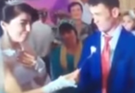 بالفيديو - عريس ينفعل على عروسته ويضربها أمام الجميع بعد أن حاولت ممازحته!