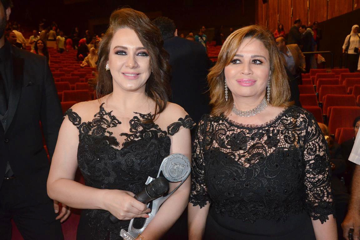 كواليس مهرجان الاسكندرية: مواقف محرجة لنجمات وصور سيلفي