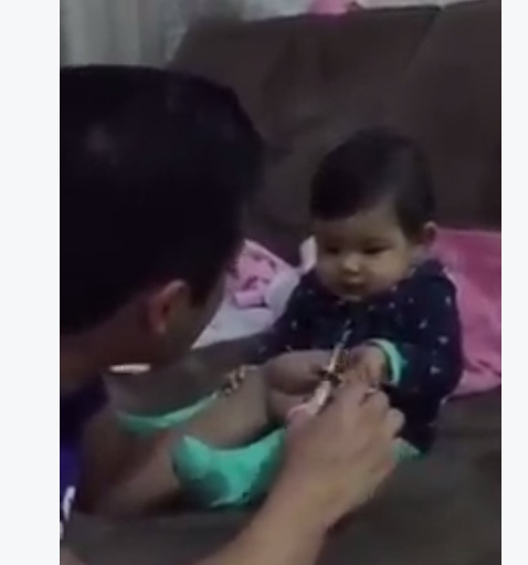 بالفيديو- رد فعل طريف لطفل خلال قص أظافره