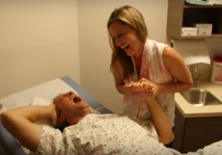 بالفيديو- رجل يختبر آلام الولادة وزوجته تصاب بنوبة ضحك
