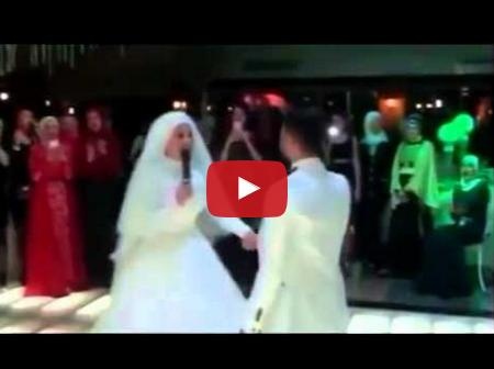 بالفيديو- عروسان يغنيان 