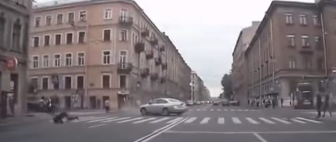 بالفيديو- حادث مروّع.. سائق دراجة نارية يطير أمتاراً في الهواء بعد اصطدامه بسيارة