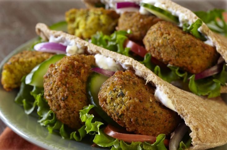 طريقة عمل الفلافل.. طعم رائع في حبات ذهبية صغيرة!