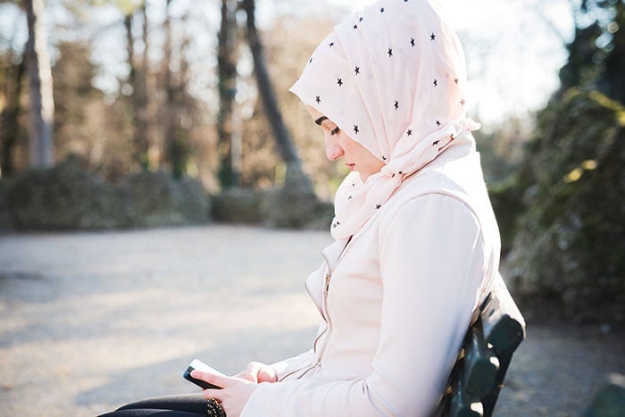 مسميات الأزواج والزوجات على المحمول تعكس علاقة المد والجزر في حياتهم