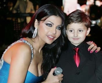 بالفيديو ـ طفل يغازل هيفاء وهبي بجملة غريبة... ماذا قال لها؟ وكيف ردت؟