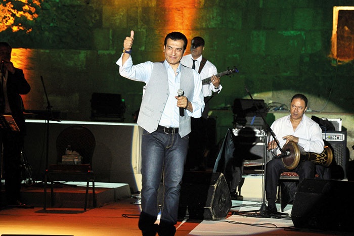 إيهاب توفيق ينحني لجمهوره ويقدم أشهر أغانيه