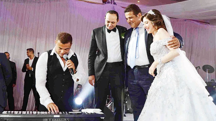 عمرو دياب يعزف ويرقص بالعصا ورامي عياش يخطف الأنظار برومانسيته