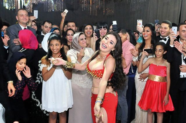 دينا تحيي الحفلة
