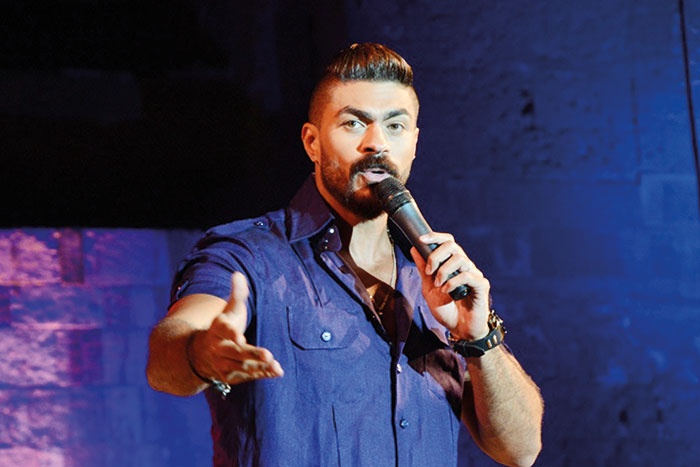 خالد سليم يقبّل خاتم زواجه