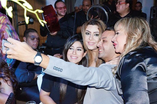 «سيلفي» مع أيتن وعز العرب
