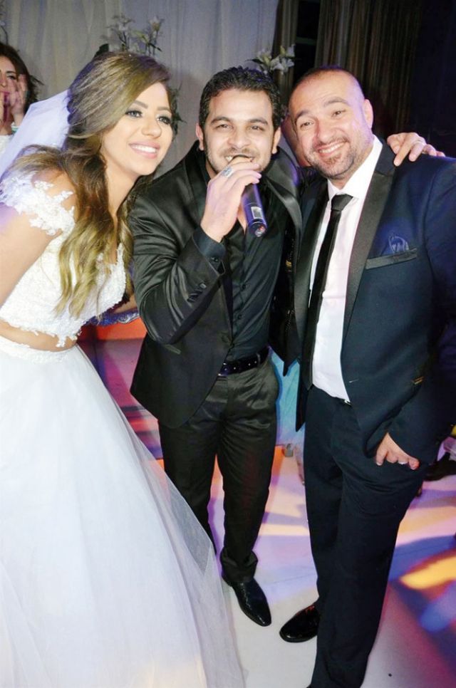 محمد رشاد يتوسط العروسين