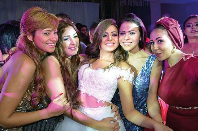 العروس تتوسط صفاء مغربي وإنجي خطاب