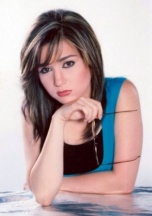 ماذا لو خلق الله ميّ عز الدين بعينين زرقاوين؟ شاهدوا كيف كانت ستبدو