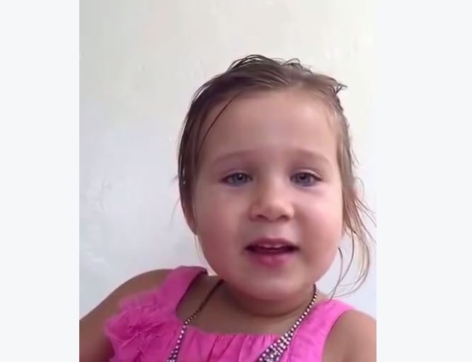 بالفيديو- طفلة طريفة تشرح لوالدها معنى أن تكون أميرة