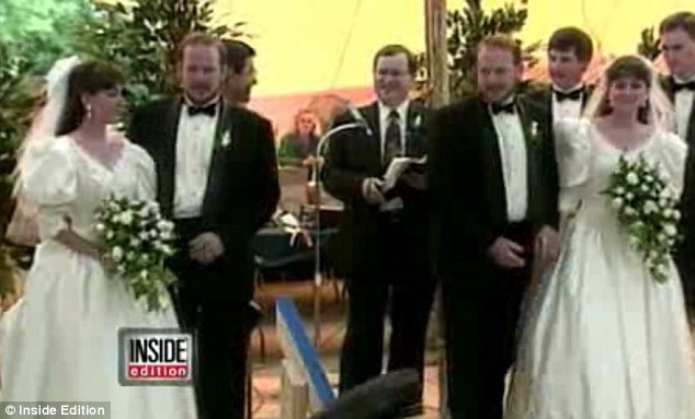 توأمان يتزوجان بشقيقتين توأم..والنتيجة أطفال طبق الأصل!