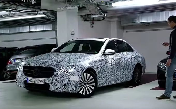 بالفيديو- هل تواجه صعوبة في ركن السيارة؟.. الهاتف والساعة الذكية هما الحل!