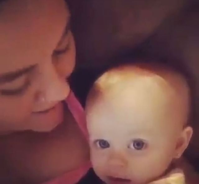بالفيديو- رضيعة تقلد والدتها وتبدل معنى الحب!!