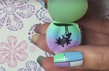 بالفيديو- لست بحاجة لصالونات التجميل... طرق مميزة وبسيطة لطلاء أظافرك في المنزل!