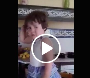 موقف مضحك جداً: لن تصدقوا كيف تصرّفت هذه الطفلة عندما رأت الكاميرا!